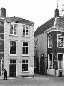 848026 Gezicht op de voorgevel van het pand Nieuwegracht 62bis te Utrecht, dat gerestaureerd gaat worden. Rechts de ...